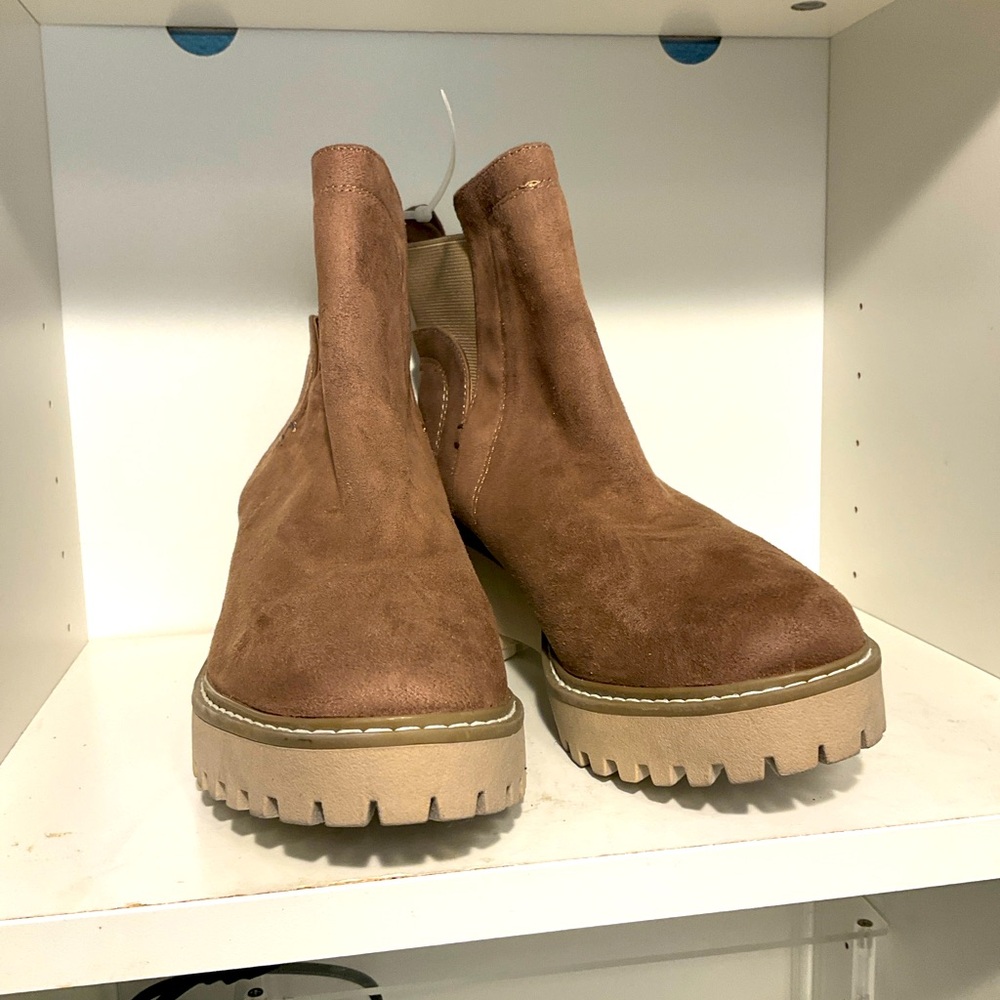DV by Dolce Vita Suede Chelsea Boots – Taupe | Size 9